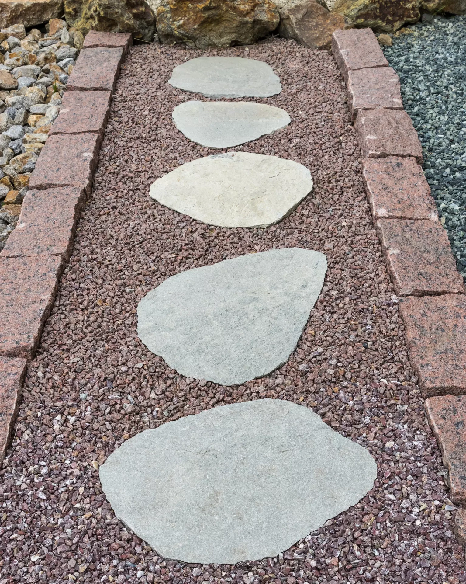 Gneis G85 nášľapné kamene